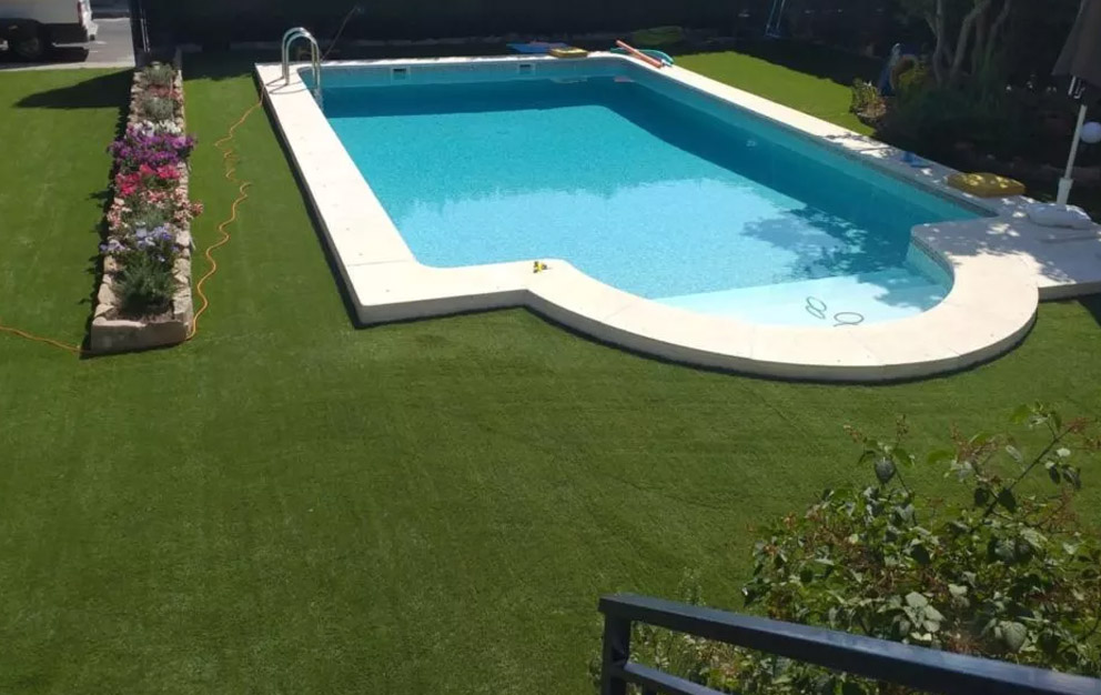 Instalación de césped artificial en jardines para piscinas